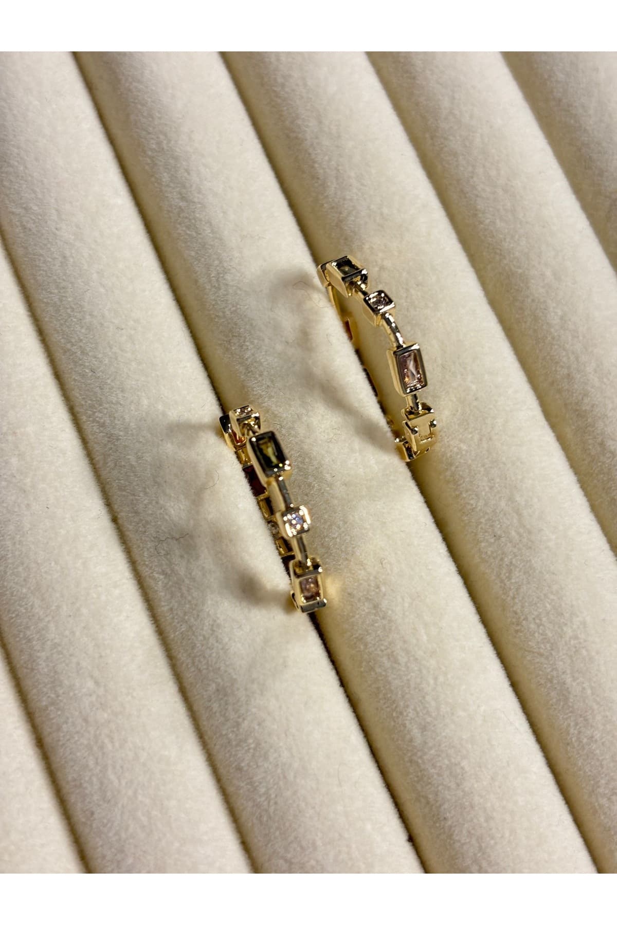 Vip model çelik renkli zirkon taşlı gold küpe
