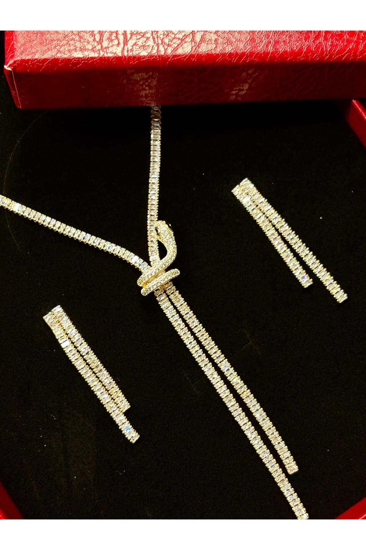 Sevgililer günü özel seri yılan detaylı zirkon taşlı sallantılı gold kolye ve küpe seti