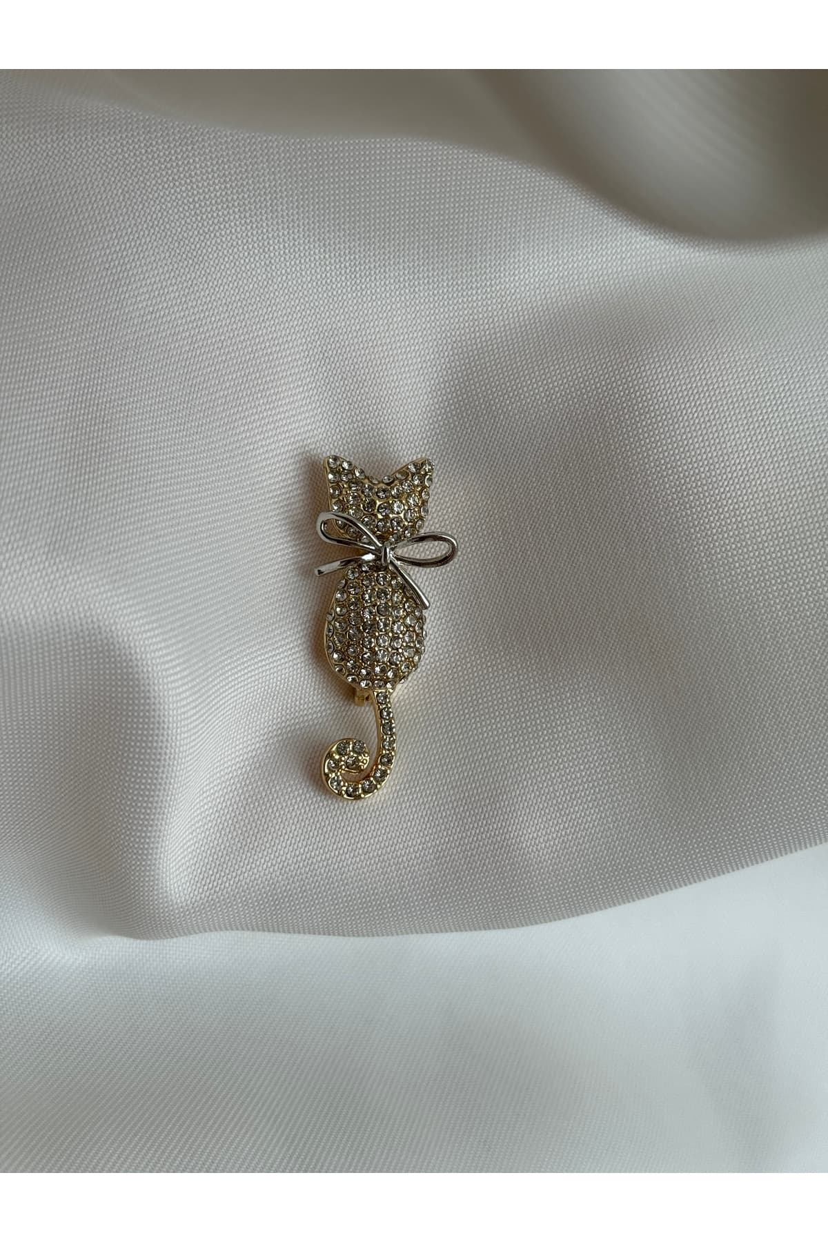 Taşlı kedi figürlü gold broş